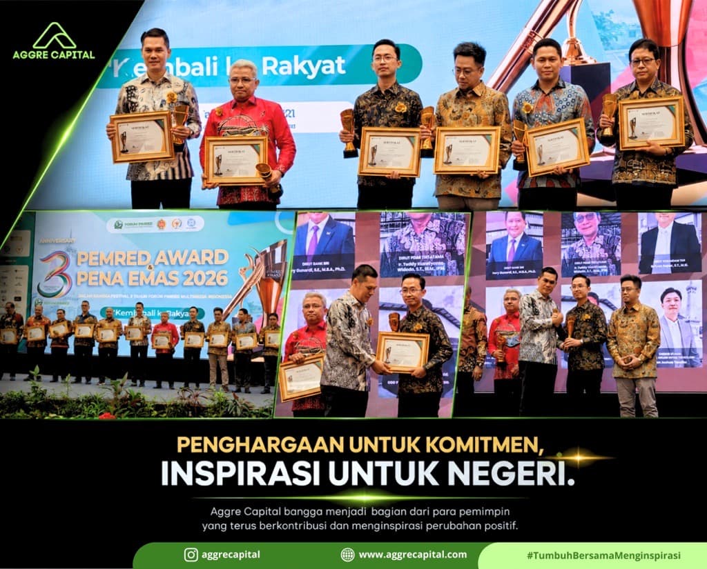 Dokumentasi Pemred Award Pena Emas 2026: para penerima memegang piagam dan trofi, suasana panggung, serta penyerahan penghargaan.